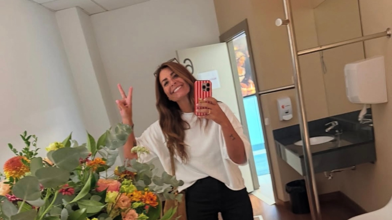 El look de básicos con el que Nuria Roca inspira a las mujeres +50 en la vuelta a la rutina