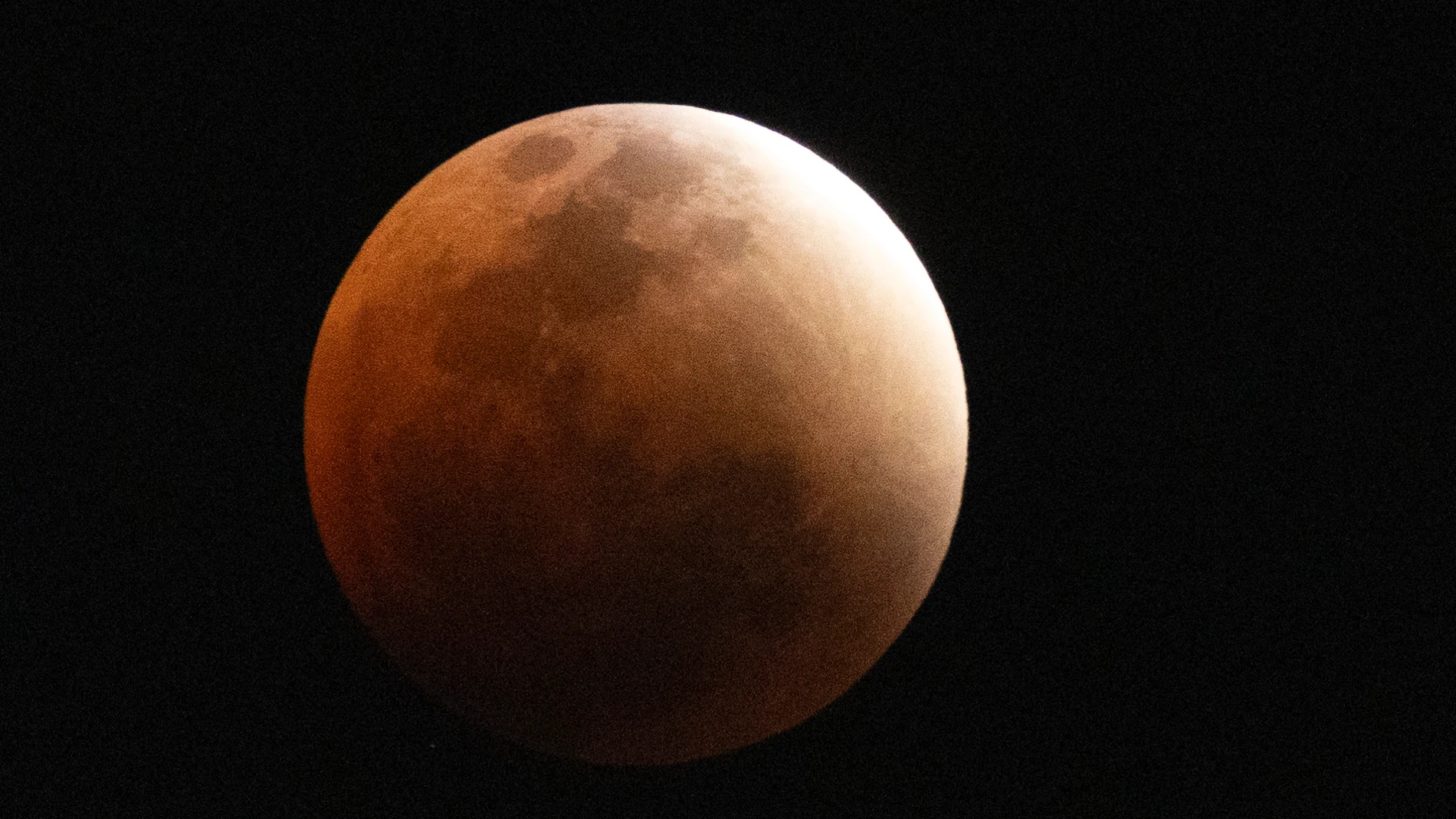 Johannesburg (South Africa), 07/09/2025.- The 'Blood Moon' total lunar eclipse is visible from the suburbs of Johannesburg, South Africa, 07 September 2025. Lunar eclipses, the opposite of solar eclipses, happen when the Earth is positioned between the full moon and sun. The red glow that is created earns these types of eclipses the title of 'blood moon.' (Sudáfrica, Johannesburgo) EFE/EPA/Kim Ludbrook