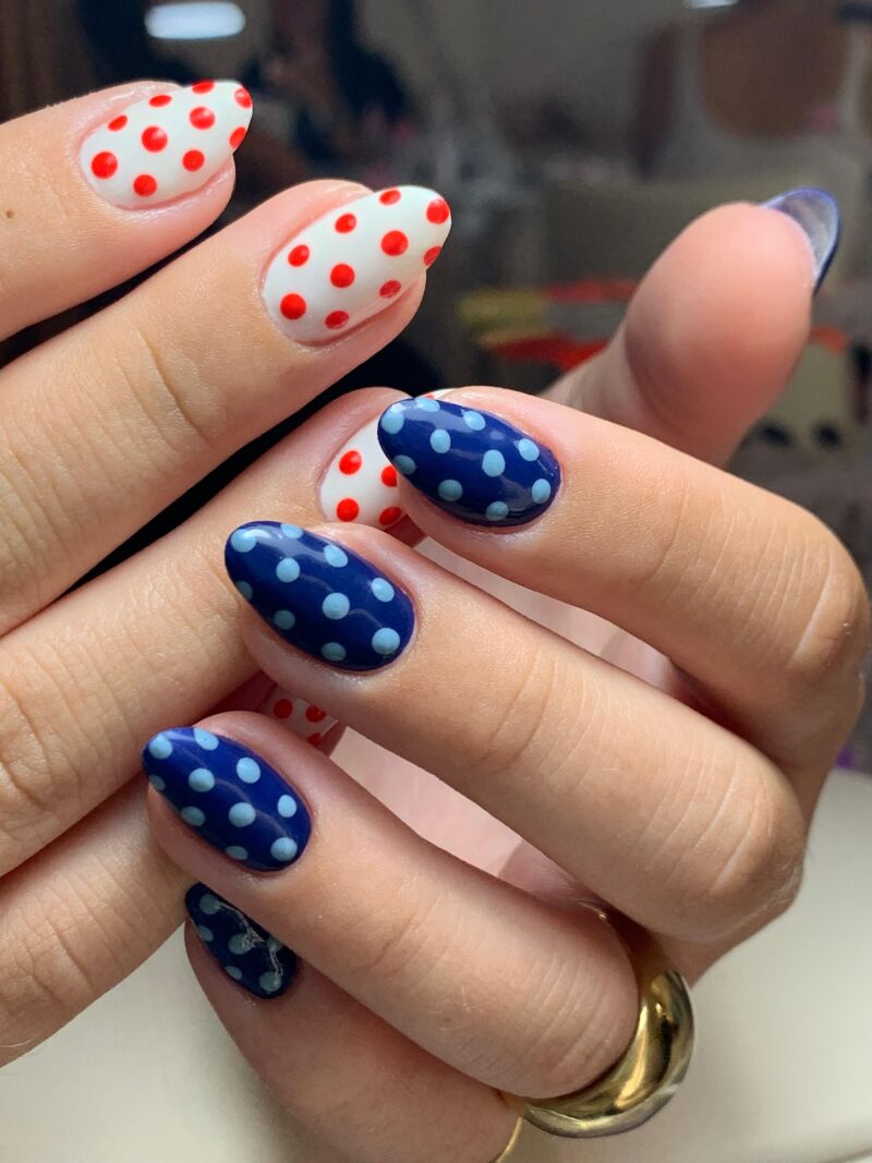 El diseño de uñas que dominará este otoño: lunares en todas sus versiones
