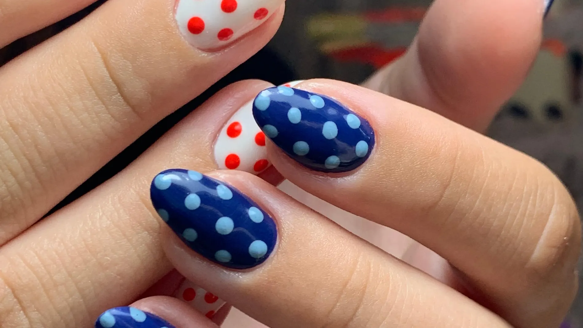 Manicura de uñas semipermanentes con esmaltes que pueden contener tóxicos para la fertilidad