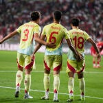 Merino y Zubimendi celebran un gol a Turquía junto a Le Normand