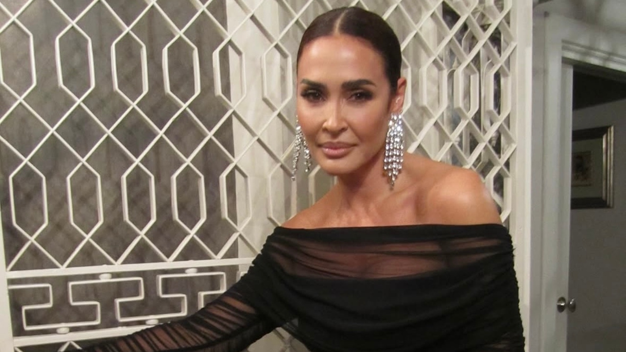 Vicky Martín Berrocal espectacular como invitada de boda con el vestido negro palabra de honor que más estiliza