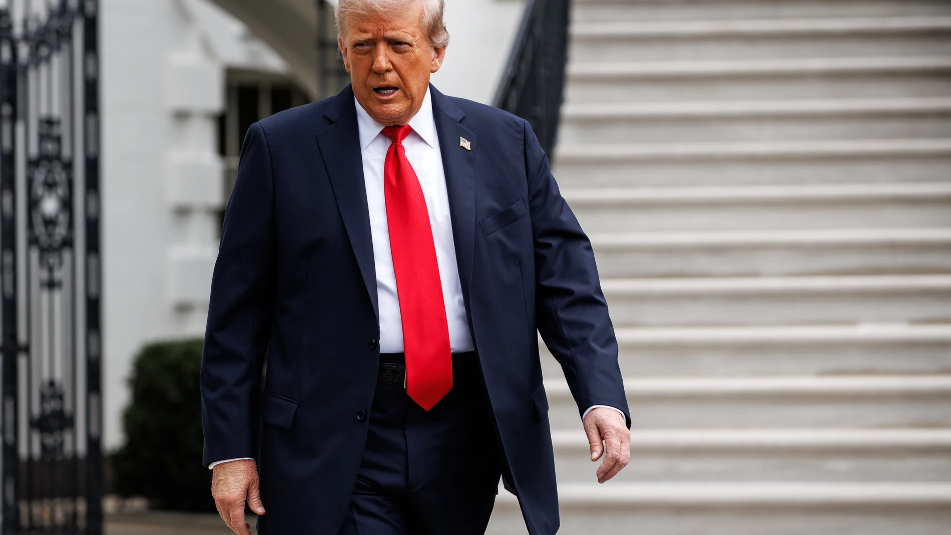 Washington (United States), 07/09/2025.- U.S. President Donald Trump walks out of the South Portico of the White House towards the gathered press before departing in Marine One from the South Lawn in Washington, D.C., USA, 07 September 2025. President Trump is heading to Queens, New York, to attend the U.S. Open Tennis Championships. (Tenis, Nueva York) EFE/EPA/SAMUEL CORUM / POOL