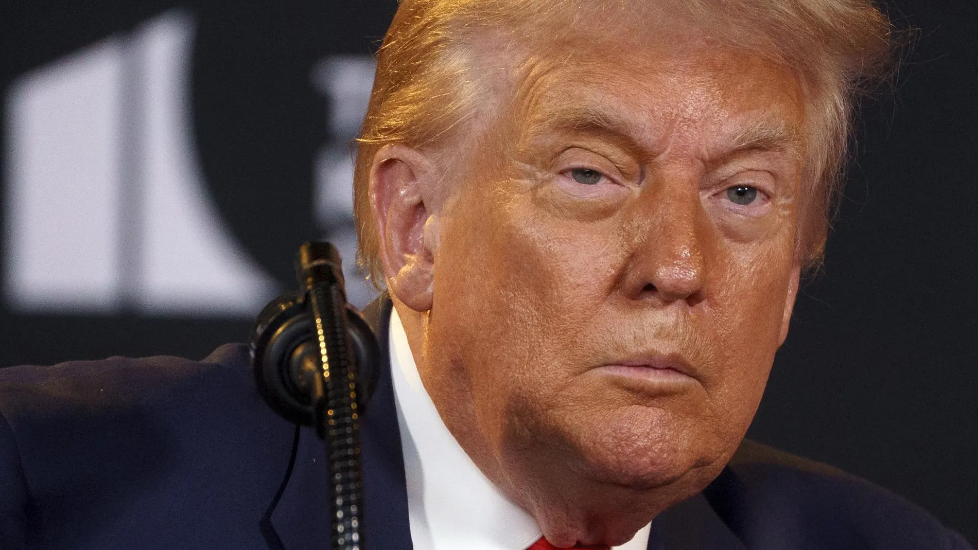 EEUU.- El gobernador del estado de Illinois llama "dictador" a Trump por amenazar con desplegar tropas en Chicago
