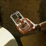 El truco casero para devolverle la claridad a la funda de tu móvil y dejarla como nueva