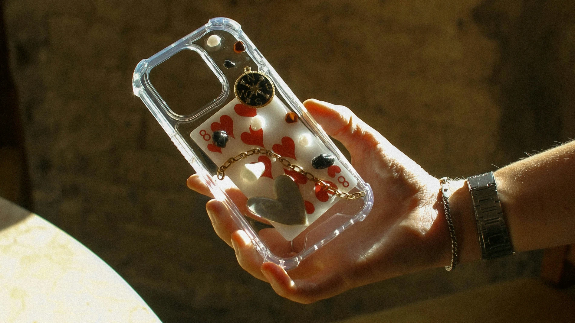 El truco casero para devolverle la claridad a la funda de tu móvil y dejarla como nueva