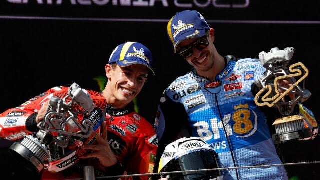 Los hermanos Márquez celebran en el podio de Montmeló su primer y segundo puesto