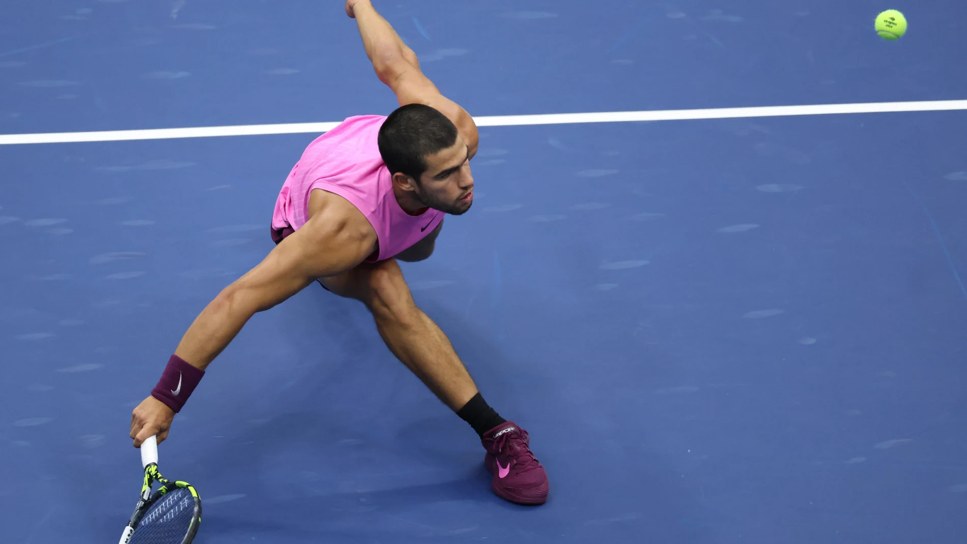 07 September 2025, US, New York City: Spanish tennis player Carlos Alcaraz plays a backhand return against Italy's Jannik Sinner during the men's singles final at the US Open at the USTA Billie Jean King National Tennis Center. Photo: Marcin Cholewinski/ZUMA Press Wire/dpa Marcin Cholewinski/ZUMA Press Wi / DPA 07/09/2025 ONLY FOR USE IN SPAIN