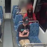 Mientras Iryna Zarutska está absorta en su teléfono móvil, Decarlos Brown aparentemente está preparando su crimen.