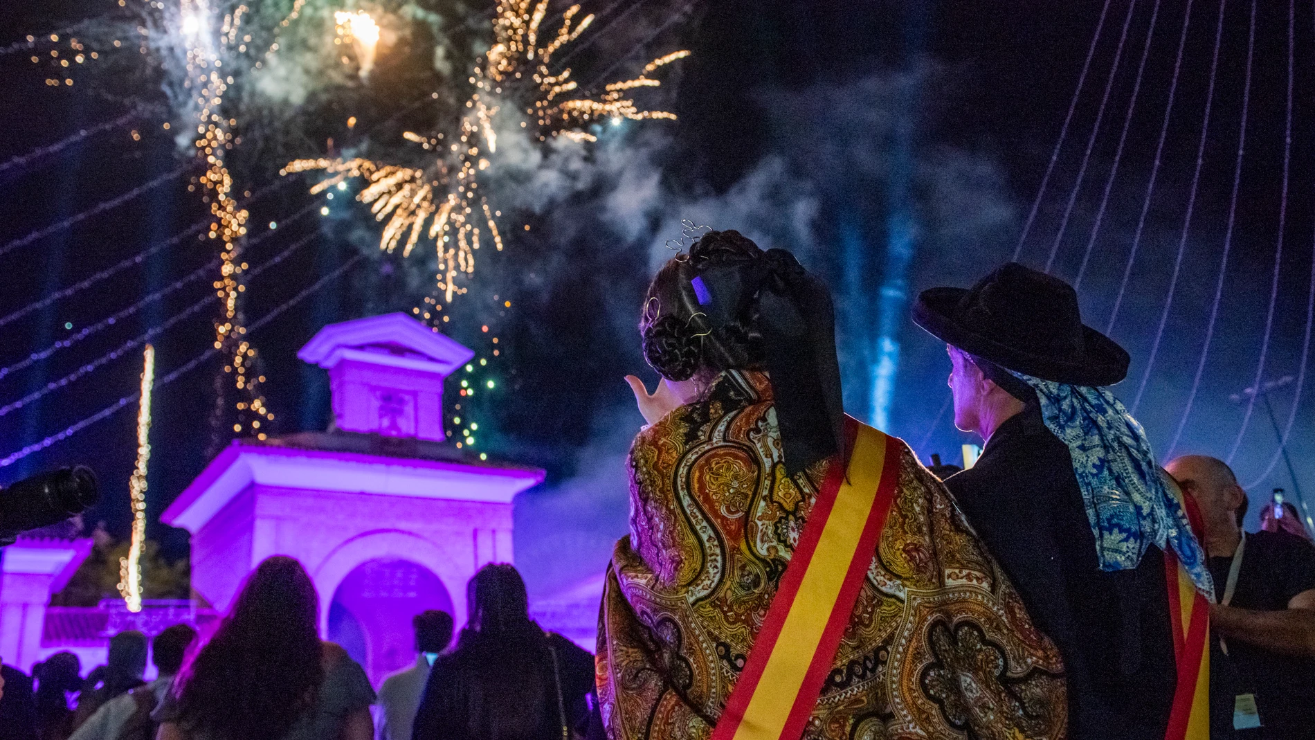 Varias personas durante la Cabalgata de apertura de la Feria de Albacete 2025, a 7 de septiembre de 2025, en Albacete, Castilla-La Mancha (España). En la Cabalgata de la apertura de la Feria de este año participarán 60 carrozas, las mismas que en la pasada edición, junto a la Municipal con los Manchegos de la Feria 2025 y los Manchegos de Honor y la de la Virgen de Los Llanos, así como 136 asociaciones y más de una veintena de agrupaciones musicales, bandas y charangas para animar el recorrid...