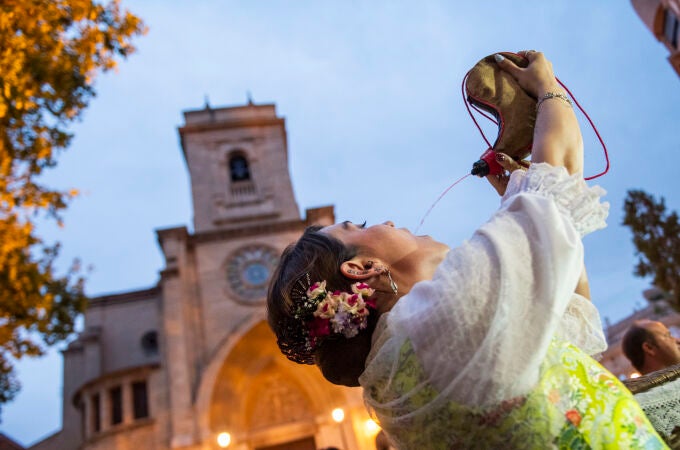 Una albaceteña bebiendo de una bota de vino en la Feria
