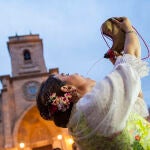 Una albaceteña bebiendo de una bota de vino en la Feria