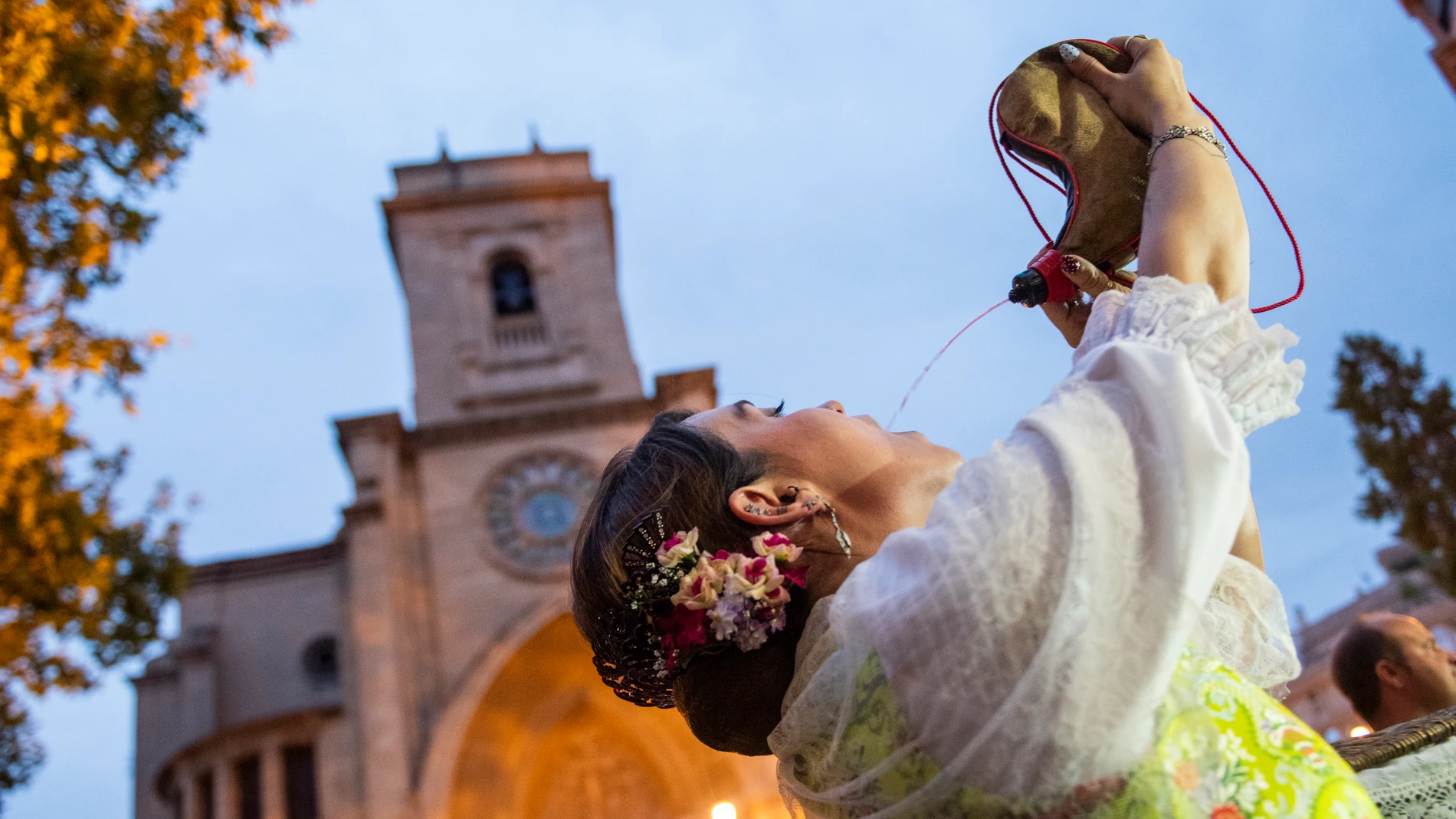 Varias personas durante la Cabalgata de apertura de la Feria de Albacete 2025, a 7 de septiembre de 2025, en Albacete, Castilla-La Mancha (España). En la Cabalgata de la apertura de la Feria de este año participarán 60 carrozas, las mismas que en la pasada edición, junto a la Municipal con los Manchegos de la Feria 2025 y los Manchegos de Honor y la de la Virgen de Los Llanos, así como 136 asociaciones y más de una veintena de agrupaciones musicales, bandas y charangas para animar el recorrid...