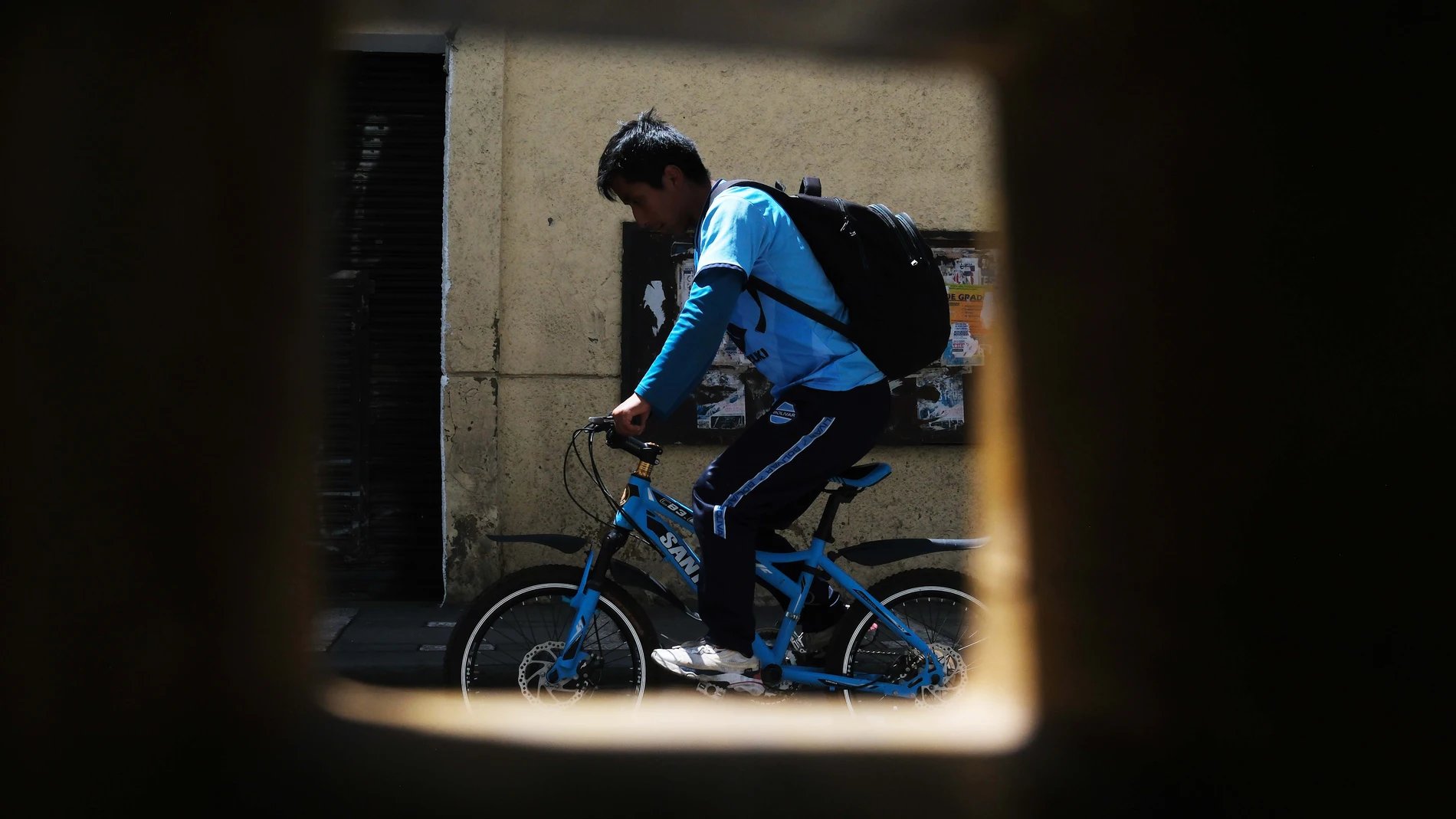 AME7187. LA PAZ (BOLIVIA), 07/09/2025.- Una persona monta en bicicleta durante el día del peatón este domingo, en La Paz (Bolivia).EFE/Luis Gandarillas