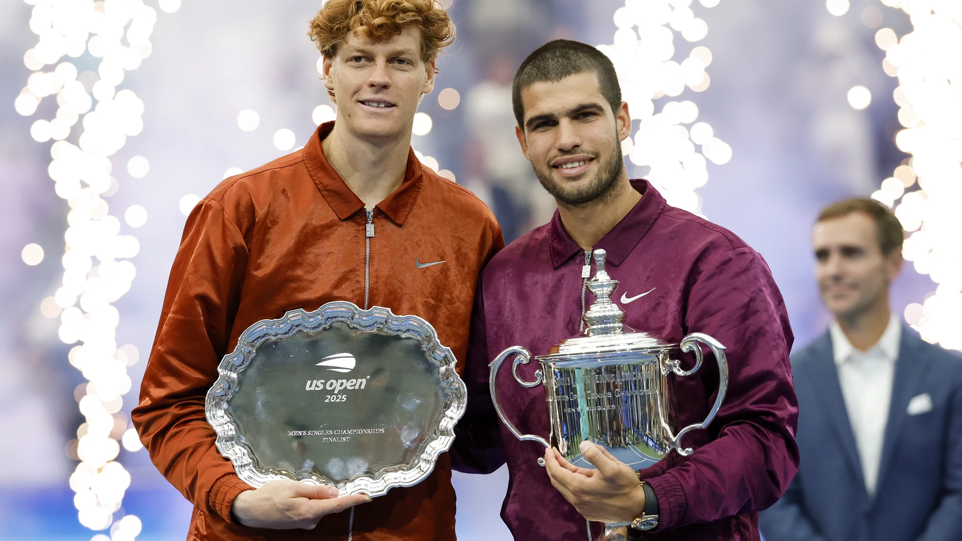 FLUSHING MEADOWS (United States), 08/09/2025.- Carlos Alcaraz of Spain (R) and Jannik Sinner of Italy (L) pose with the champions trophy and the runner up trophy respectively after the men’s singles final of the US Open Tennis Championships at the USTA Billie Jean King National Tennis Center in Flushing Meadows, New York, USA, 07 September 2025. (Tenis, Italia, España, Nueva York) EFE/EPA/JOHN G. MABANGLO