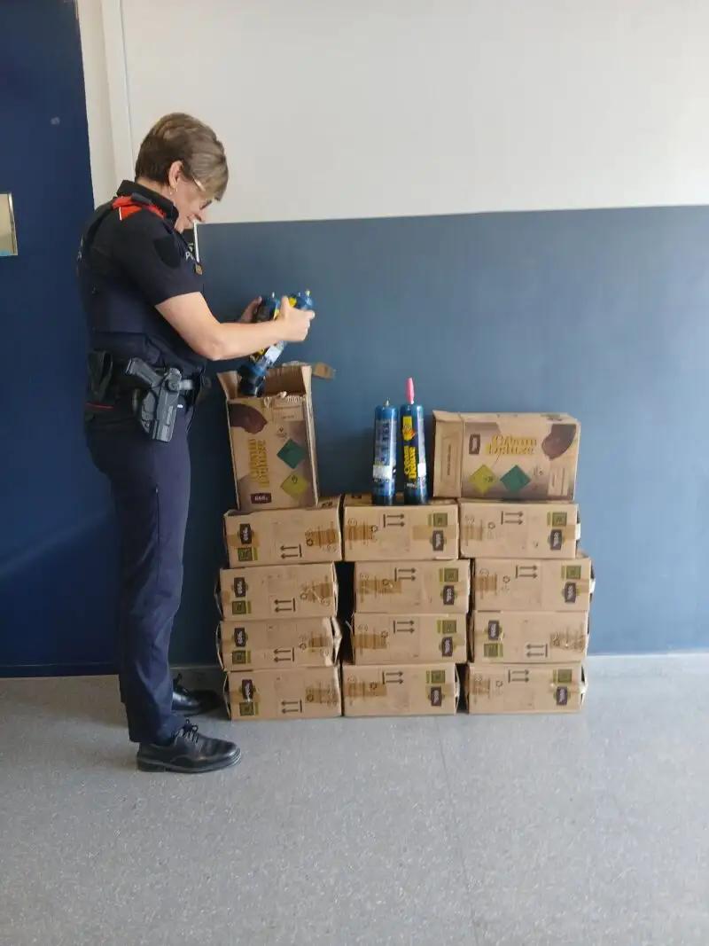 Sucesos.- Los Mossos denuncian a 3 hombres por vender 83 botes de 'gas de la risa' en Bellpuig (Lleida)