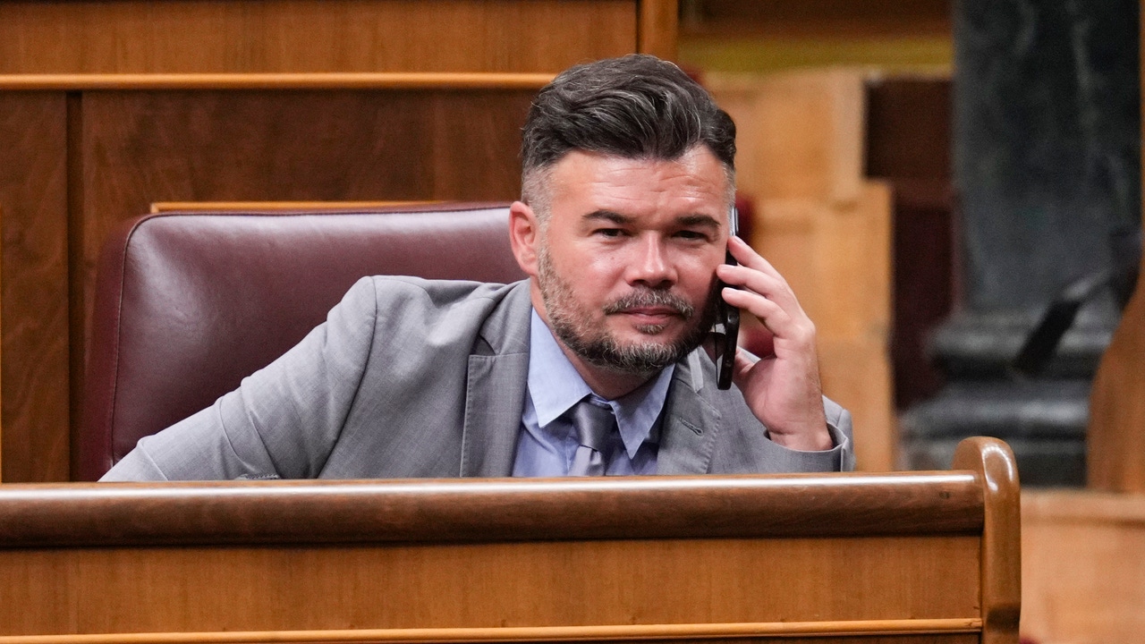 Pedro Delgado critica a Sánchez y a los nacionalistas y Rufián le responde con un recorte de periódico: "Lo de Perico siempre se ha sabido"