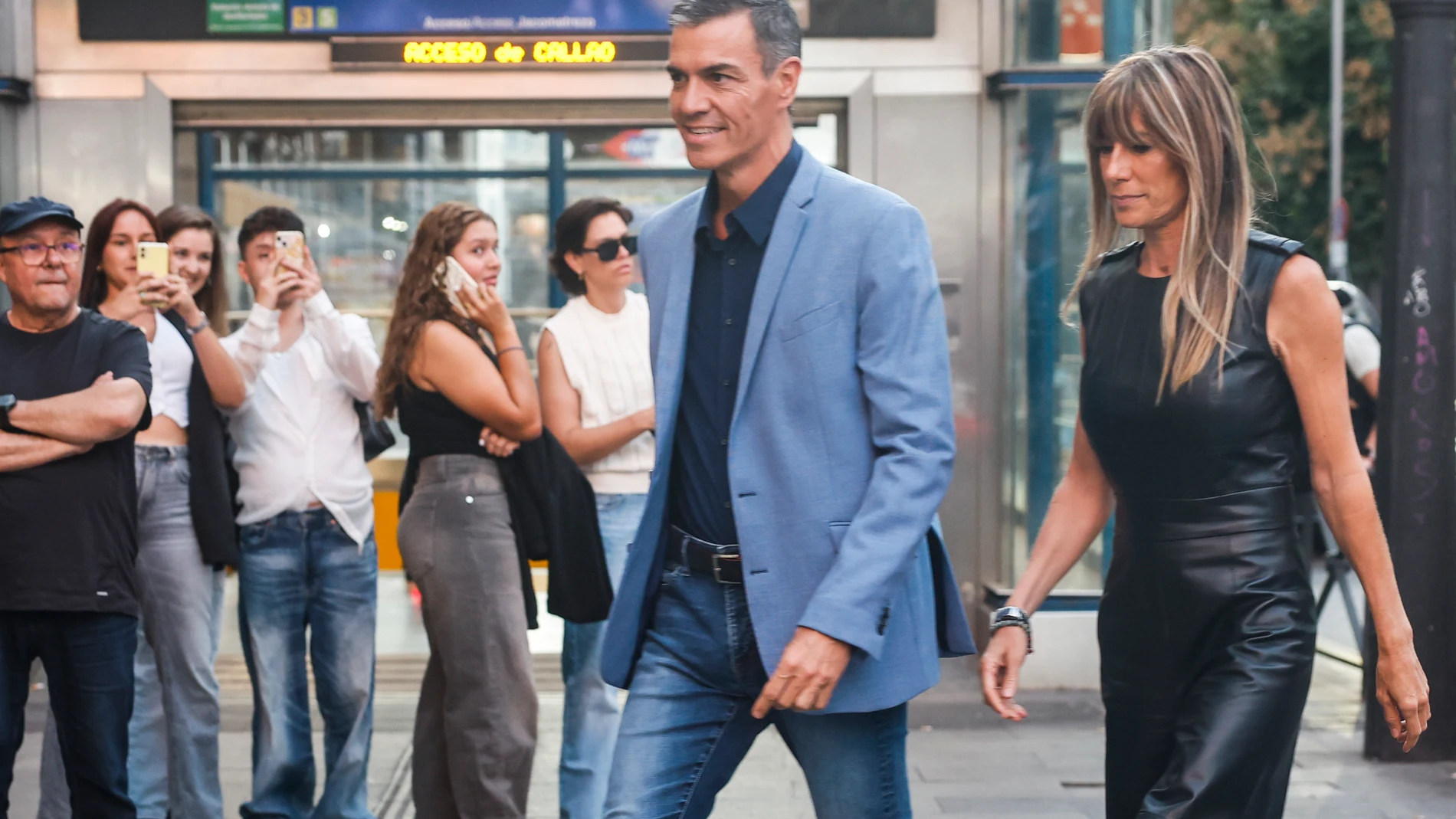 MADRID, 10/09/2025.- El presidente del Gobierno, Pedro Sánchez (c), y su mujer, Begoña Gómez (d), a su llegada a la premiere de “El cautivo”, de Alejandro Amenábar, este miércoles en el cine Callao en Madrid.-EFE/ Juanjo Martín