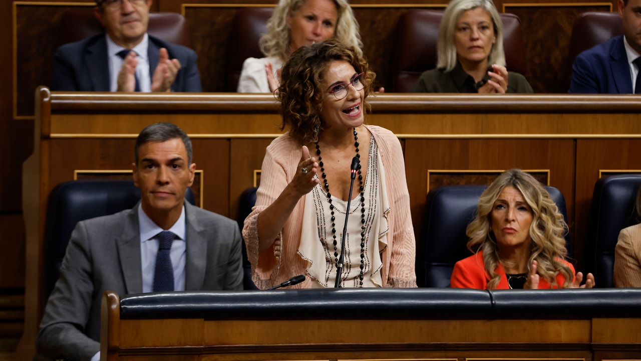 María Jesús Montero defiende que "siempre" ha estado a favor de la quita de la deuda, pero la hemeroteca la desmiente