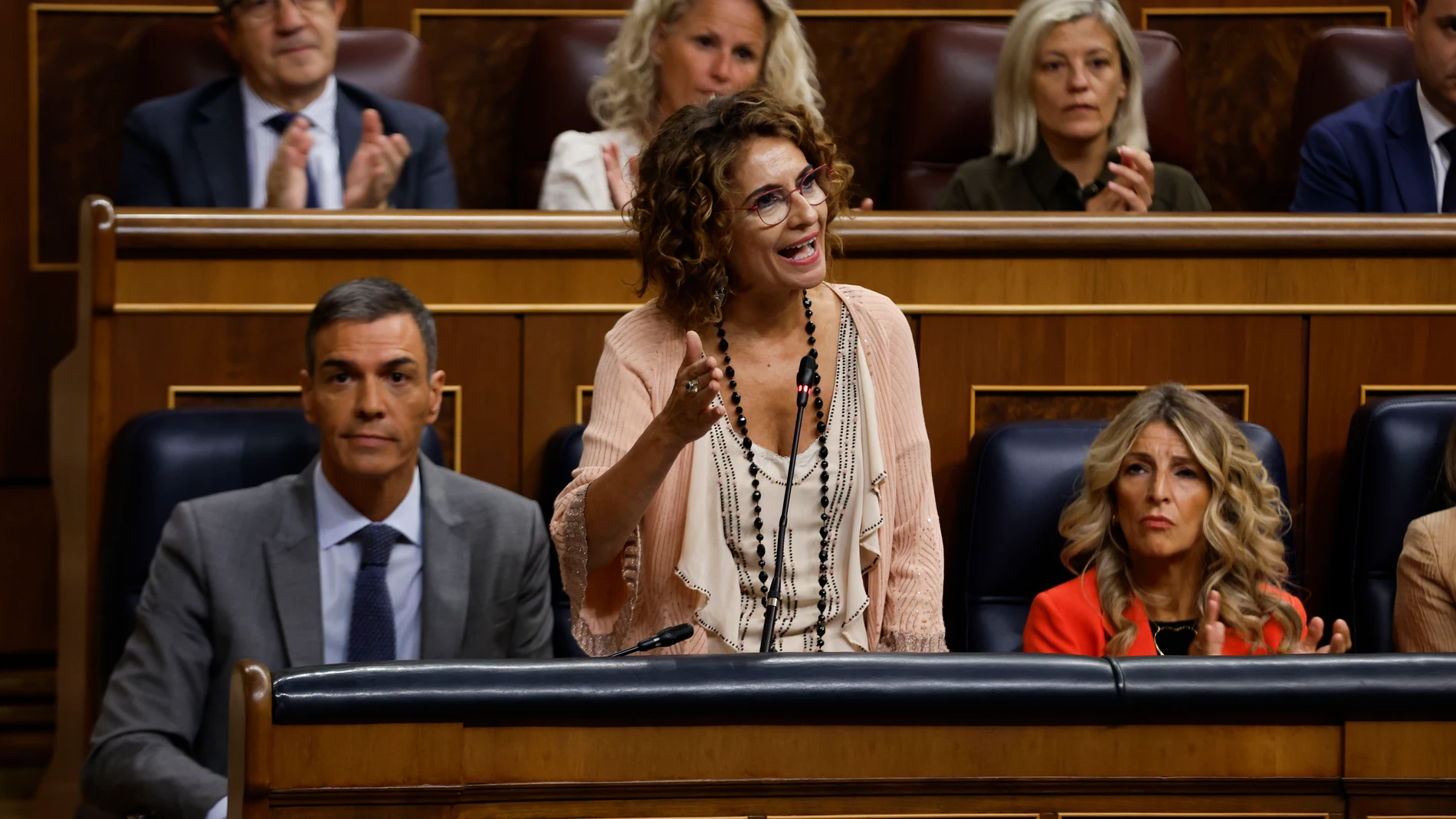 MADRID, 10/09/2025.- La vicepresidenta primera y ministra de Hacienda María Jesús Montero (c), interviene este miércoles, durante la primera sesión de control del nuevo período de sesiones en el Congreso de los Diputados en Madrid. EFE/ J.J. Guillén