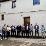 El presidente de la Diputación de León, Gerardo Álvarez Courel, inaugura el nuevo centro de usos múltiples de Valdevimbre 