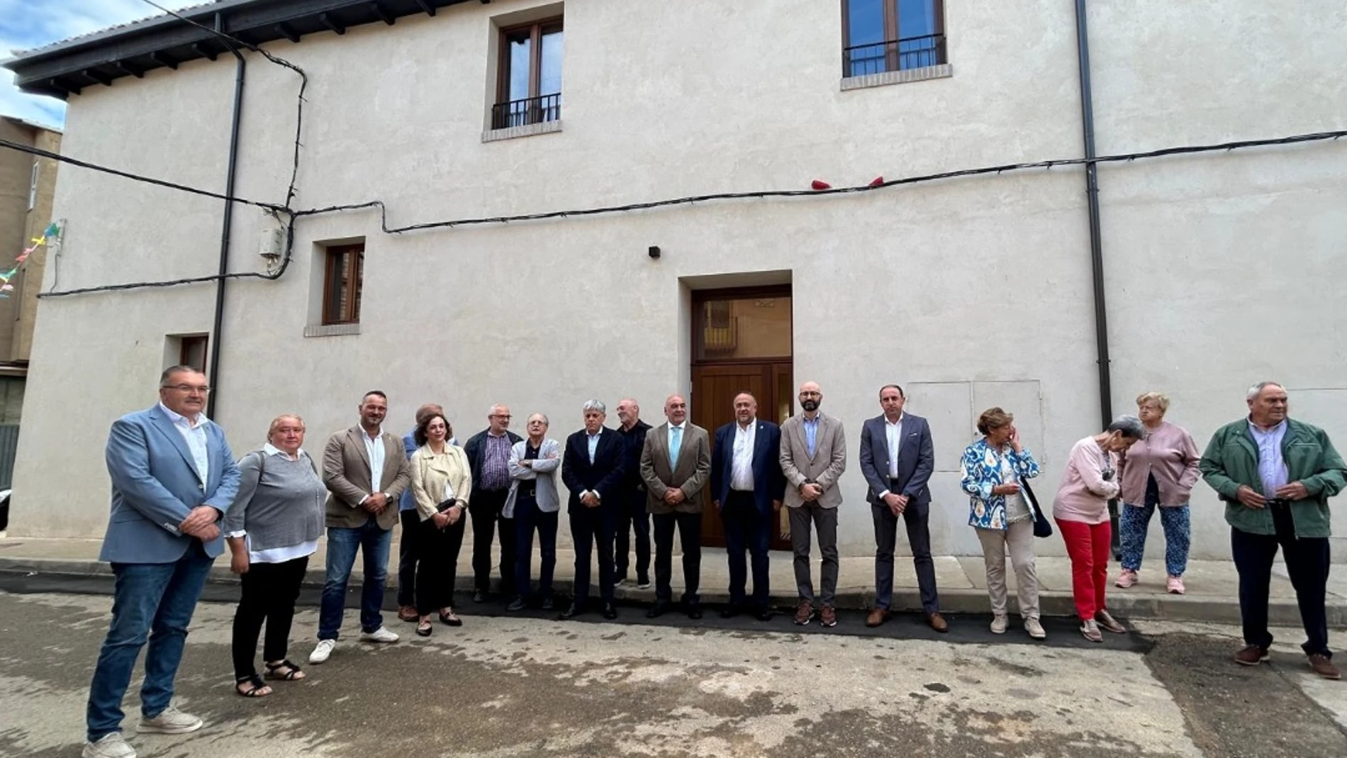El presidente de la Diputación de León, Gerardo Álvarez Courel, inaugura el nuevo centro de usos múltiples de Valdevimbre