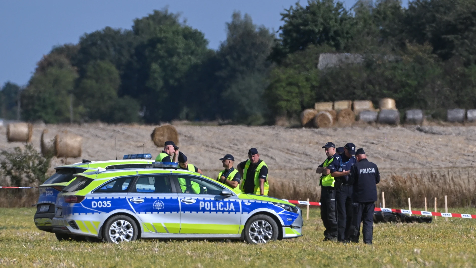 Wohyn (Poland), 10/09/2025.- Polish police officers work at the crash site of a Russian drone in the village of Wohyn, eastern Poland, 10 September 2025. Polish Prime Minister Donald Tusk reported that 19 violations of Polish airspace occurred overnight during a Russian attack on Ukraine, with drones repeatedly violating Polish airspace. (Polonia, Ucrania) EFE/EPA/WOJTEK JARGILO POLAND OUT