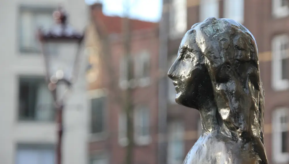 Amsterdam : escultura de Anna Frank