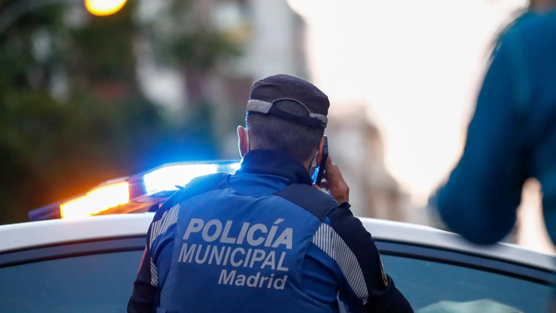 Sucesos.- Detenidos dos matrimonios por dejar a sus hijos menores en un coche para irse de fiesta por Madrid