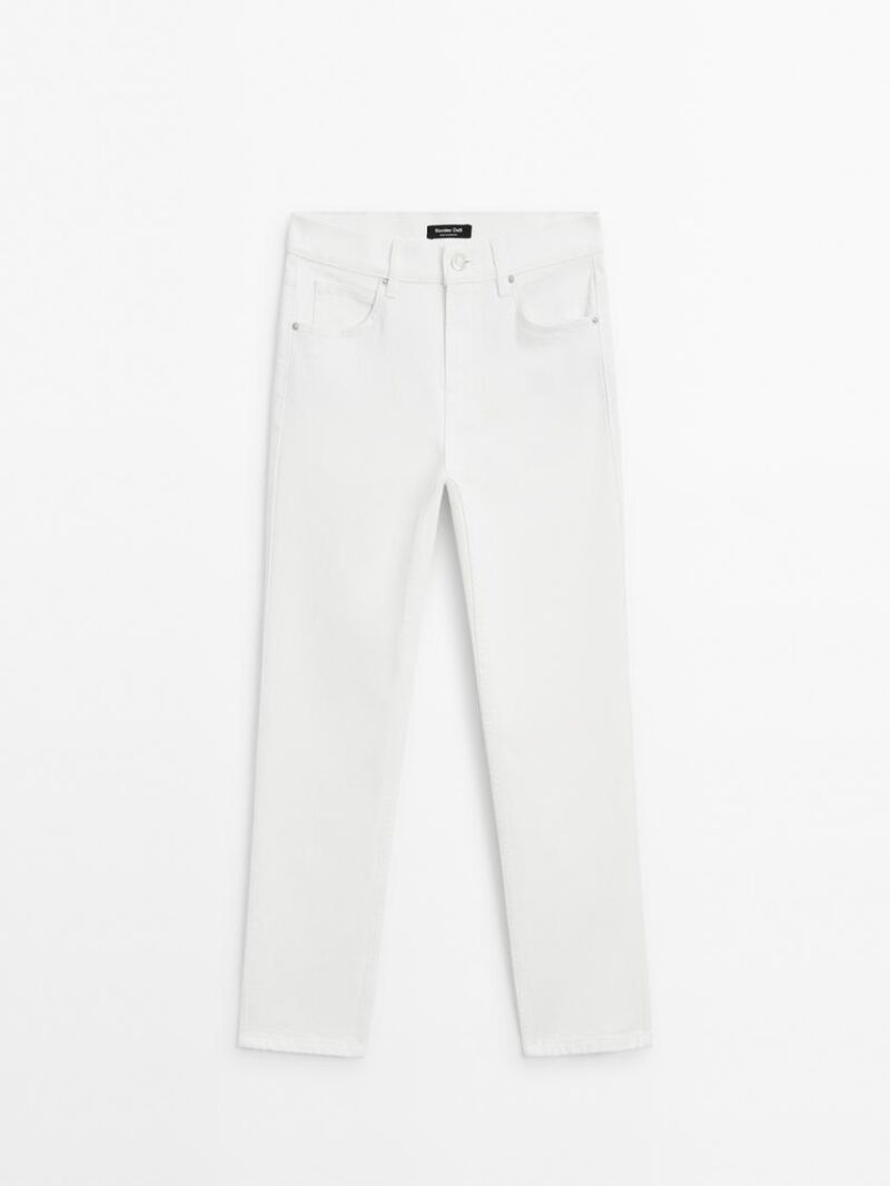 Jeans slim fit tiro medio.