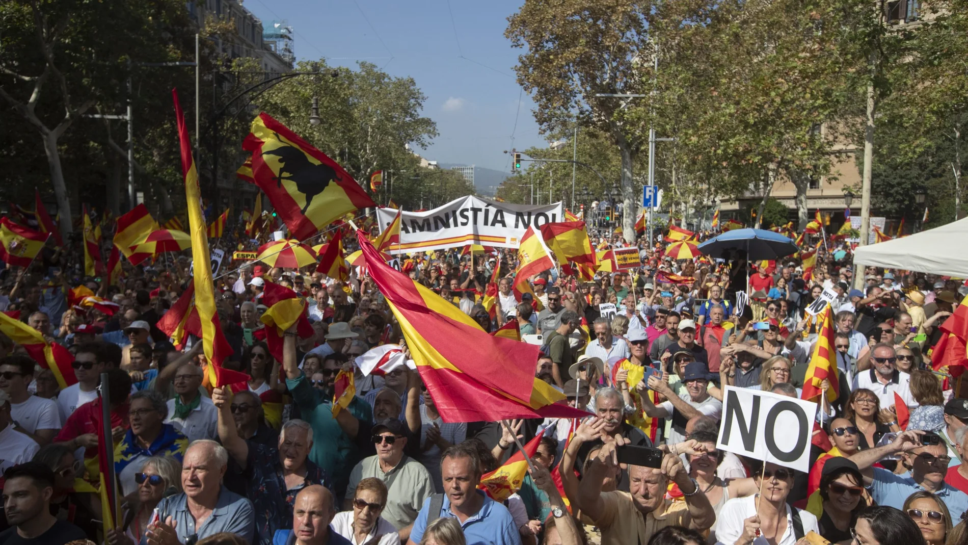 Crecen las ayudas y reacciones constitucionalistas en Cataluña frente al acoso lingüístico del independentismo radical