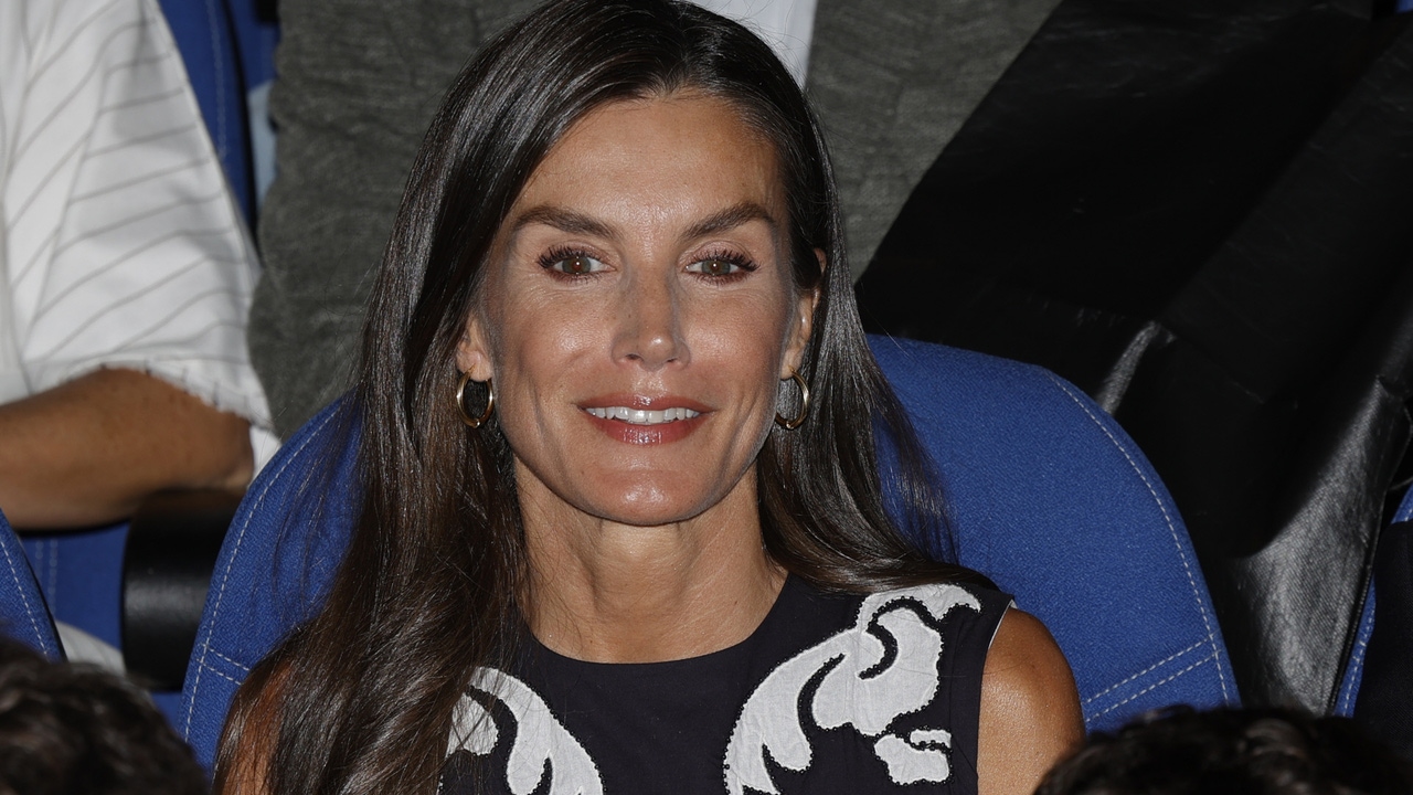 La Reina Letizia vuelve al trabajo con un vestido francés rebajado y sus alpargatas de cuña favoritas del verano