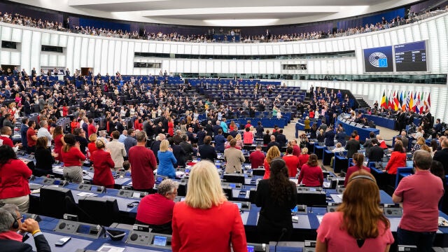 Decenas de eurodiputados visten de rojo en solidaridad con las víctimas de la ofensiva israelí contra Gaza durante el debate sobre el Estado de la Unión en el pleno del Parlamento Europeo de septiembre de 2025.