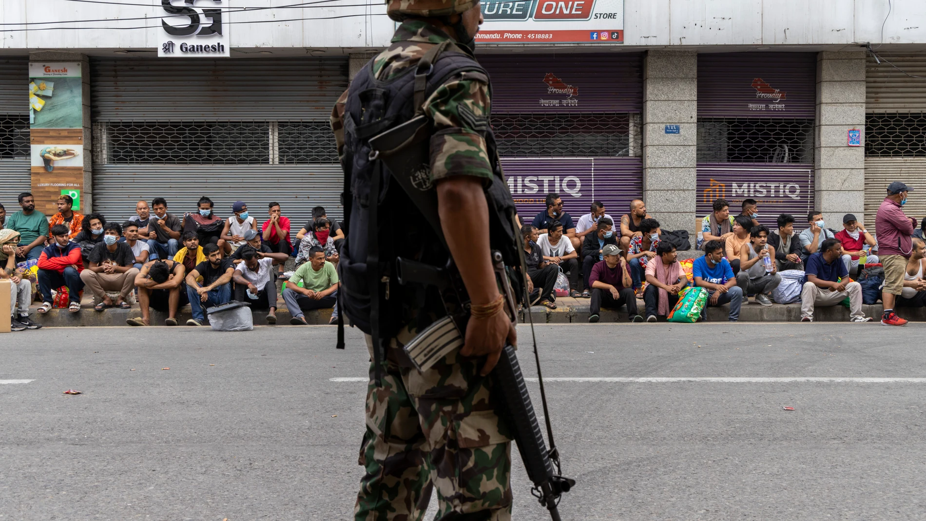 KATHMANDU (Nepal), 10/09/2025.- Nepalese army members take control to recapture prisoners attempting to escape from Dilli Bazaar Prison in Kathmandu, Nepal, 10 September 2025, following violent demonstrations that destroyed major government buildings, including the Parliament and the government secretariat, Singha Durbar. The protest, which began on 08 September, was led by a group of youths identifying themselves as Generation Z, against corruption and a government-imposed social media ban. ...