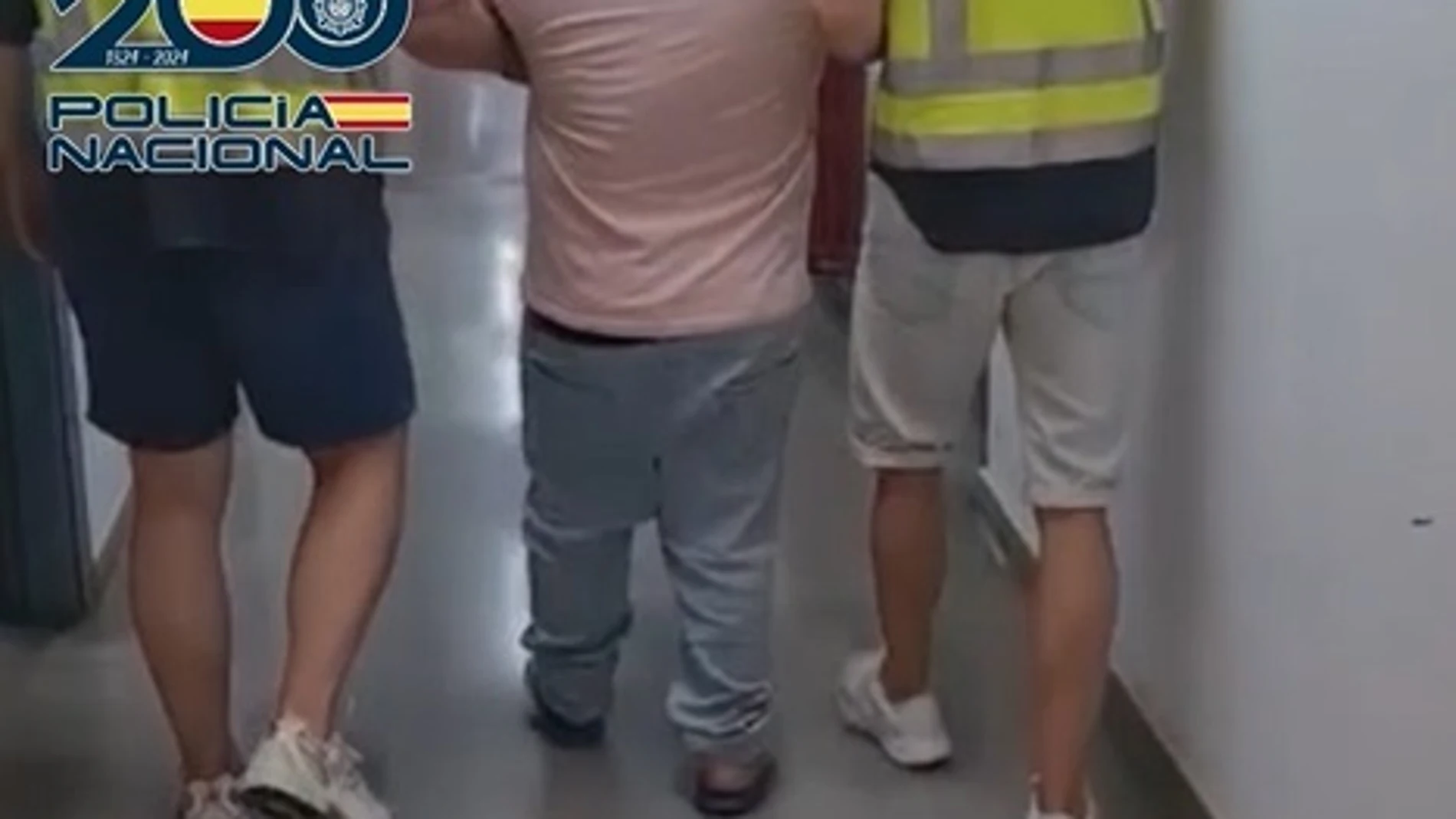 Imagen del detenido custodiado por dos agentes REMITIDA / HANDOUT por POLICÍA NACIONAL Fotografía remitida a medios de comunicación exclusivamente para ilustrar la noticia a la que hace referencia la imagen, y citando la procedencia de la imagen en la firma 10/09/2025