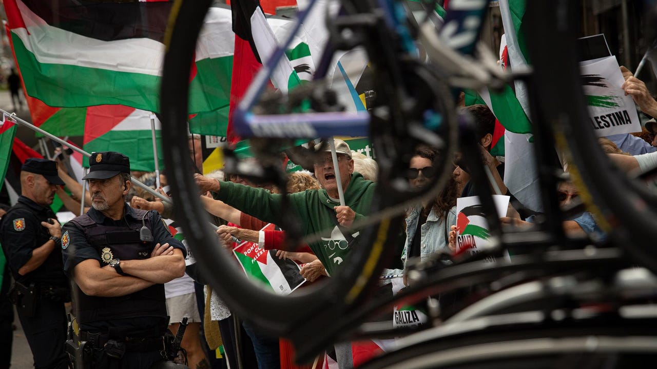 Ayuso pide a los manifestantes propalestinos de La Vuelta que se manifiesten "ante la Embajada de Israel"