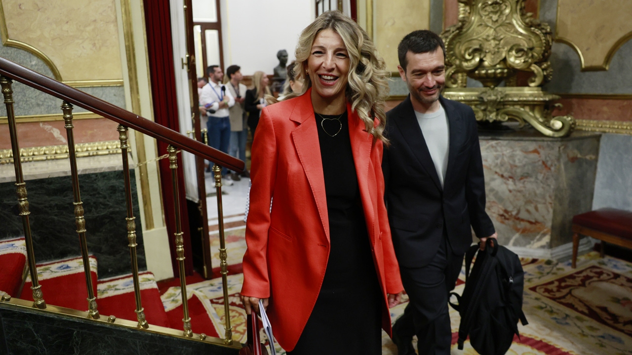 Yolanda Díaz irrumpe en el Congreso con un look vibrante que marca tendencia este otoño
