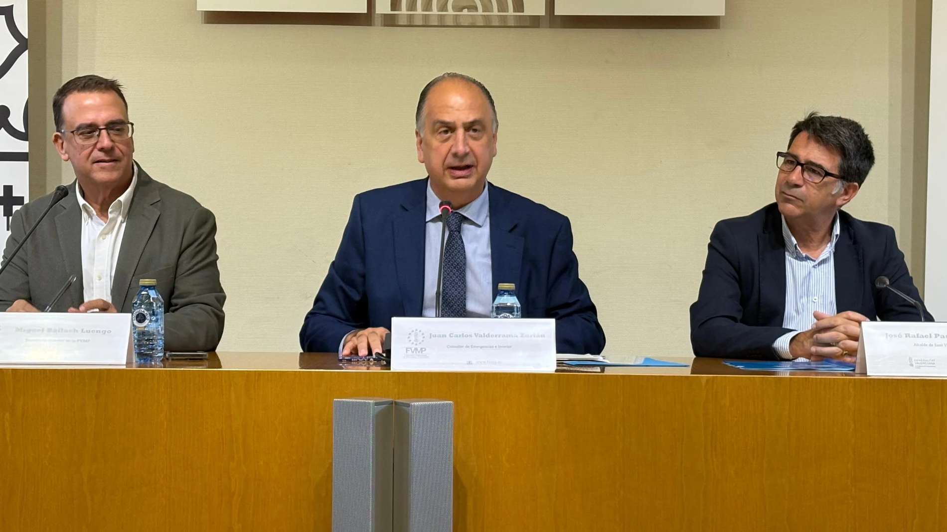 El conseller de Emergencias e Interior, Juan Carlos Valderrama (c), este miércoles en Sant Vicent del Raspeig (Alicante) REMITIDA / HANDOUT por GVA Fotografía remitida a medios de comunicación exclusivamente para ilustrar la noticia a la que hace referencia la imagen, y citando la procedencia de la imagen en la firma 10/09/2025