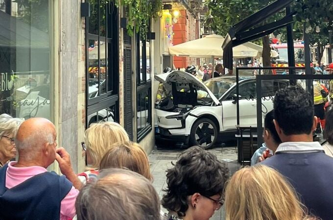 Sucesos.- Una conductora arrolla a dos mujeres en una terraza en Gijón al perder el control del coche