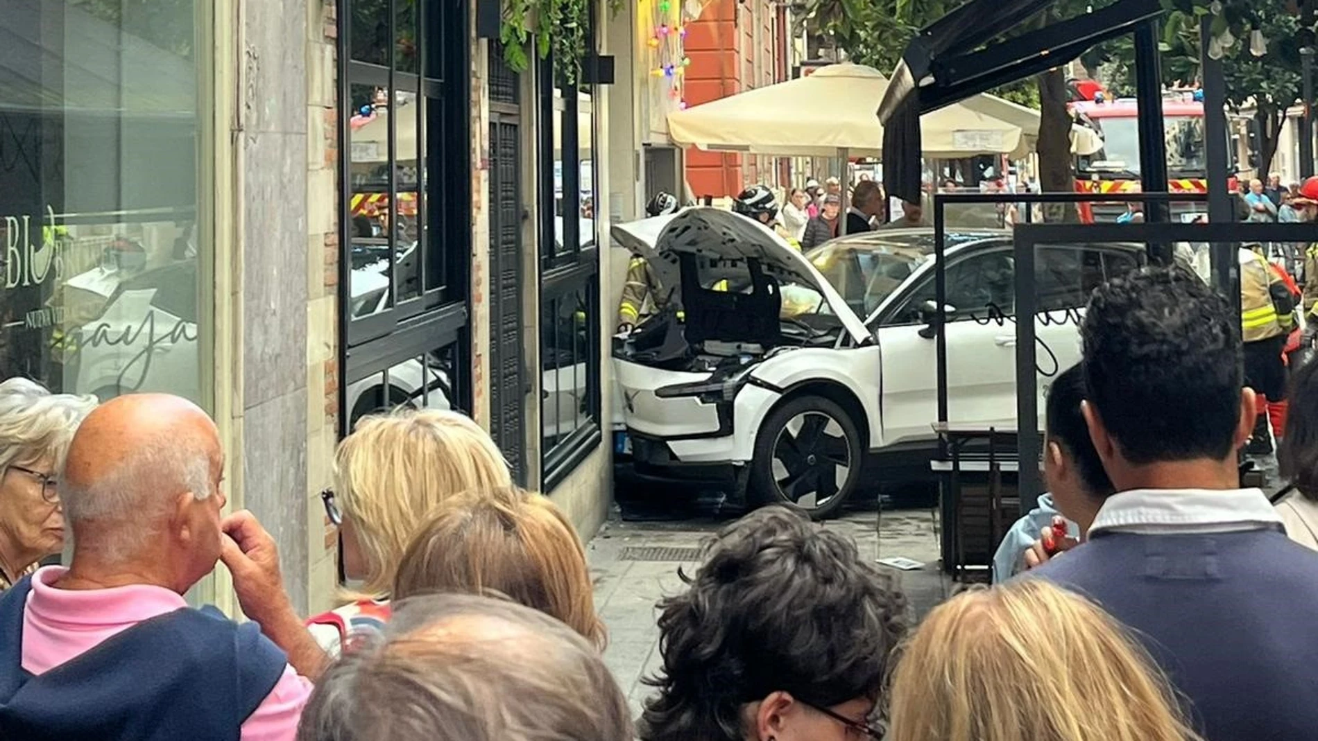 Imagen de un vehículo que arrolló una terraza hostelera, en Gijón.EUROPA PRESS10/09/2025