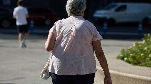 Las mujeres cobran un 30% menos de pensión que los hombres y se jubilan diez meses más tarde