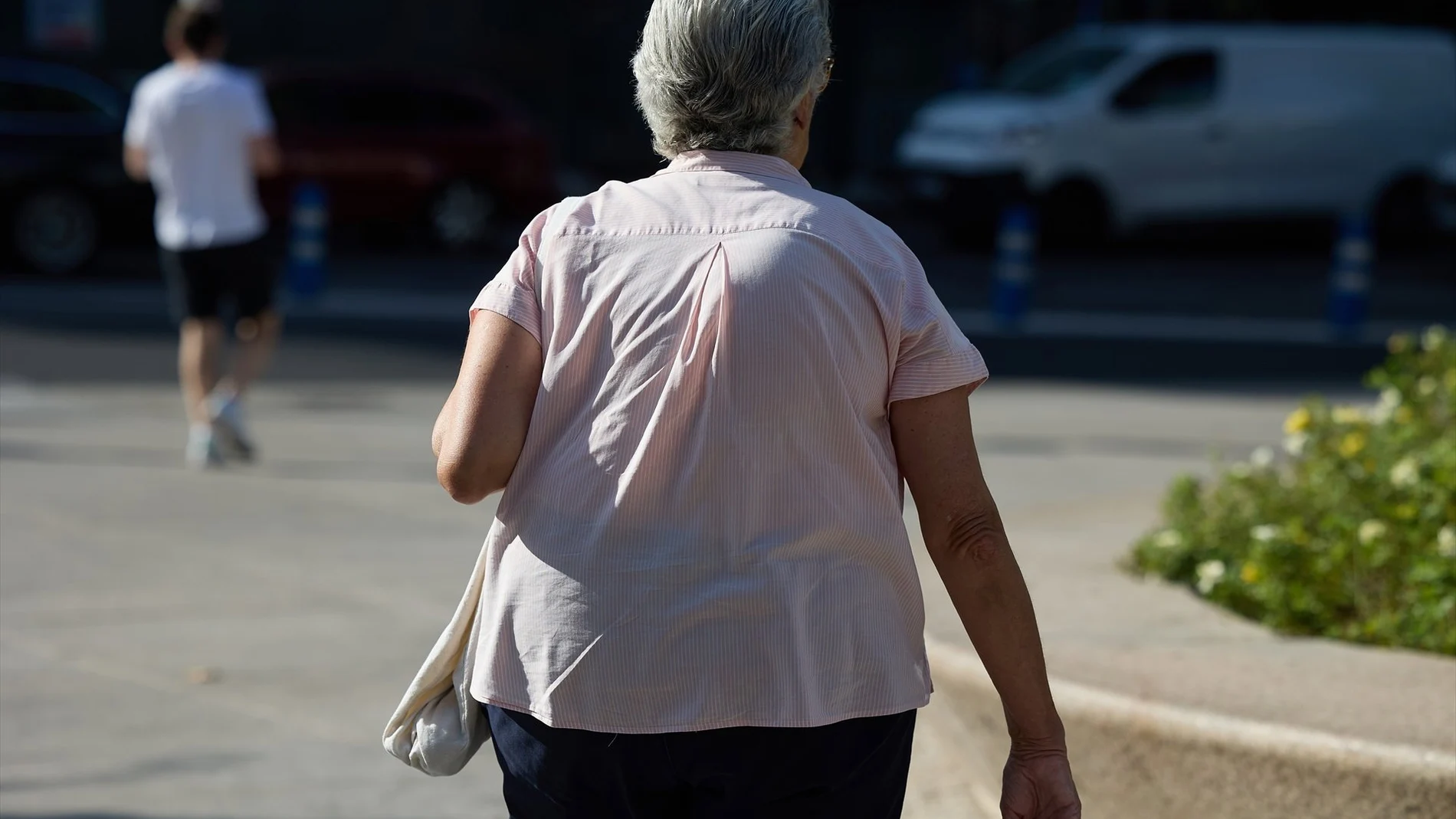 Las mujeres cobran un 30% menos de pensión que los hombres y se jubilan diez meses más tarde