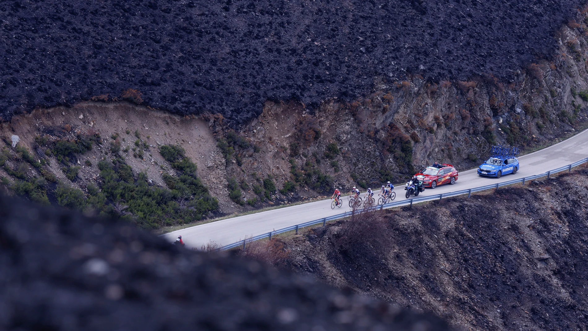 ALTO DE EL MORREDERO (EL BIERZO-LEÓN), 10/09/2025.- Los ciclistas recorren el paisaje calcinado por los incendios en el Bierzo durante la etapa 17 de la Vuelta Ciclista a España disputada este miércoles entre O Barco de Valdeorras (Ourense) y Alto de El Morredero (EL Bierzo-León), de 143,2km de recorrido. EFE/ Javier Lizón
