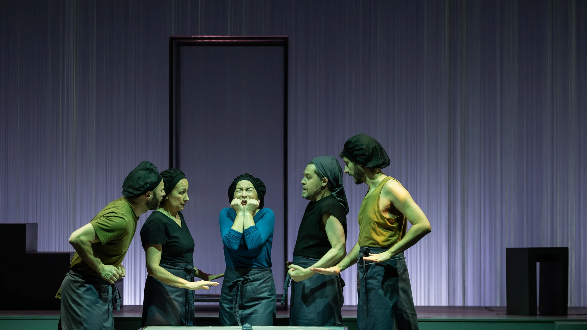 Elenco de Sarabela Teatro en 'El dragón de oro'