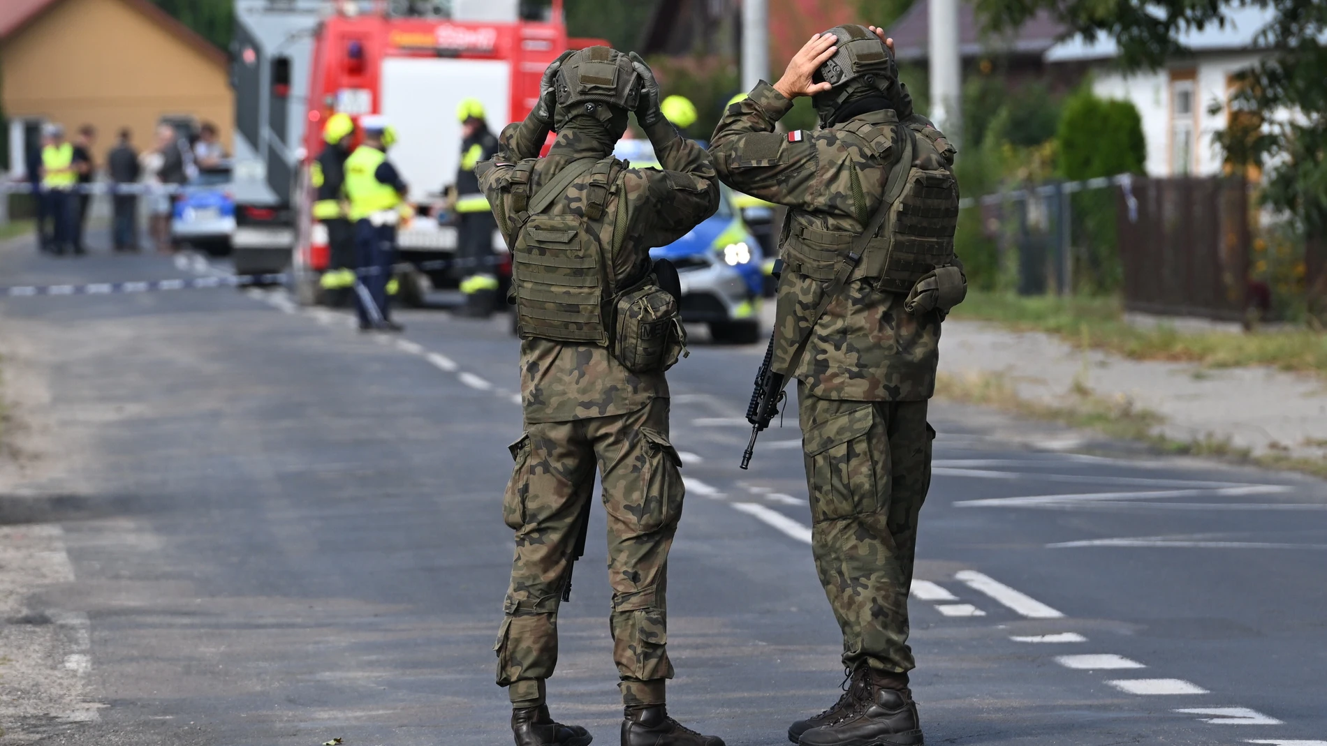 Los servicios de emergencia inspeccionan los lugares después de que drones rusos violaran el espacio aéreo polaco.