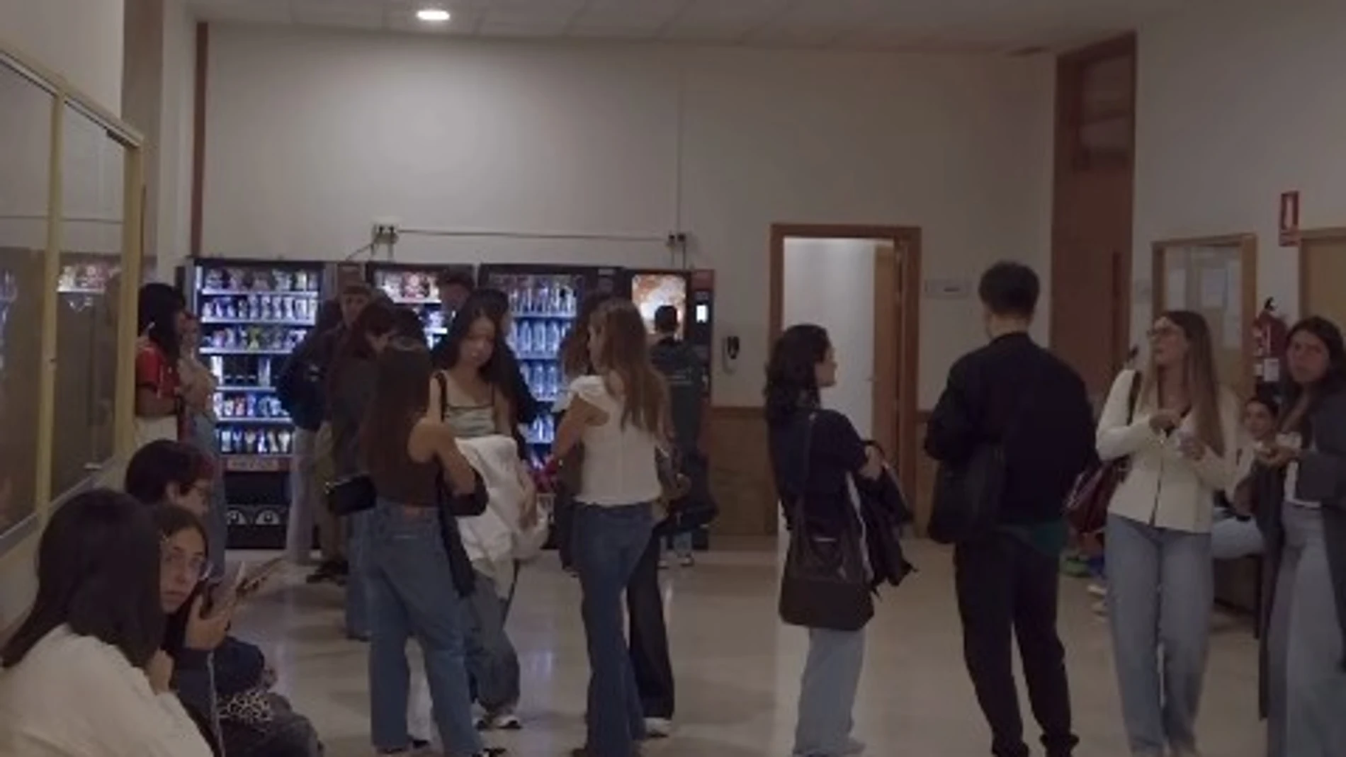 Estudiantes de este curso en la Universidad de Salamanca momentos antes del acto de bienvenida