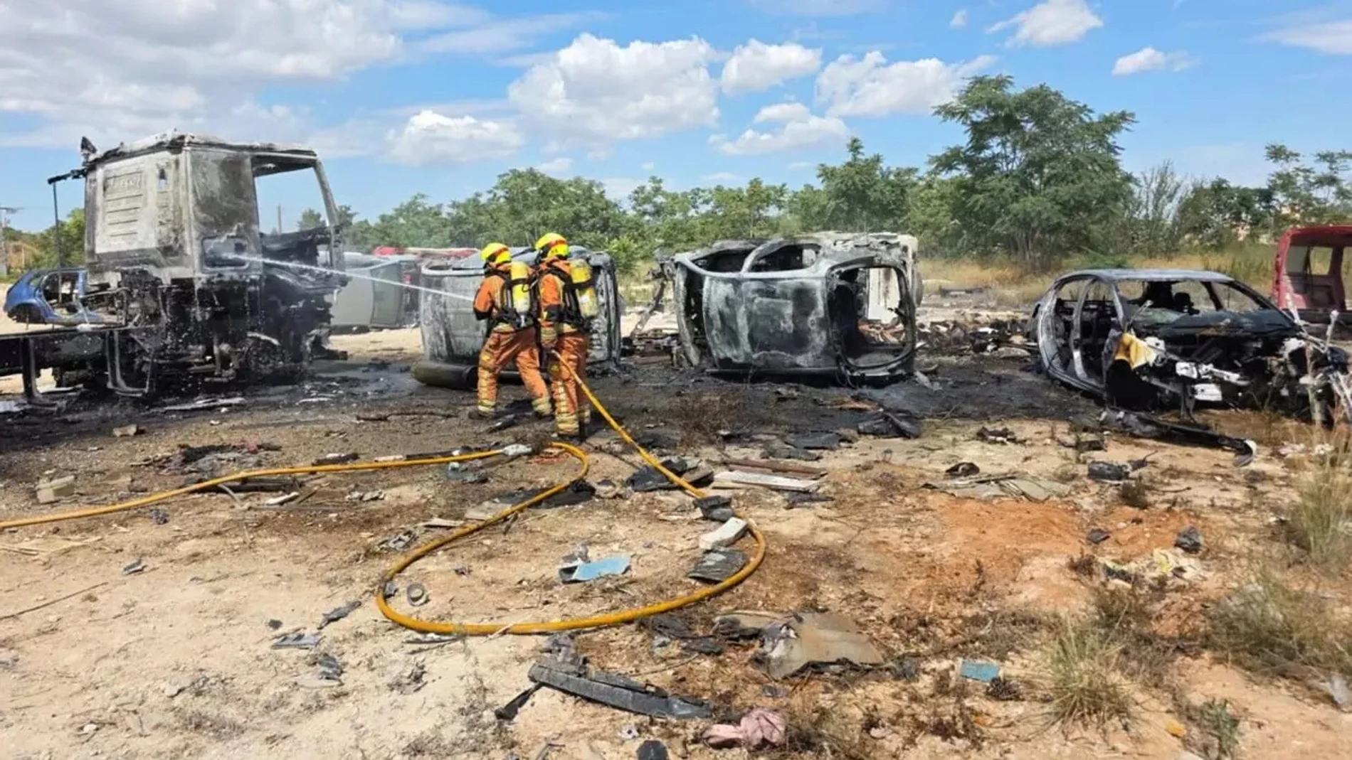 Arden un camión y cuatro coches en un desgüace de la dana en Riba-roja