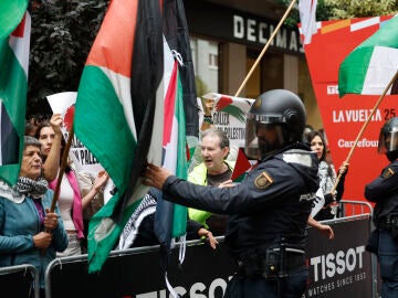 O BARCO DE VALDEORRAS (OURENSE), 10/09/2025.- Protestas por la participaci&oacute;n del equipo Israel Premier Tech en la Vuelta, y en apoyo a Palestina al inicio de la etapa 17 de la Vuelta Ciclista a Espa&ntilde;a disputada este mi&eacute;rcoles entre O Barco de Valdeorras (Ourense) y Alto de El Morredero (EL Bierzo-Le&oacute;n), de 143,2km de recorrido. EFE/ Javier Lizon 