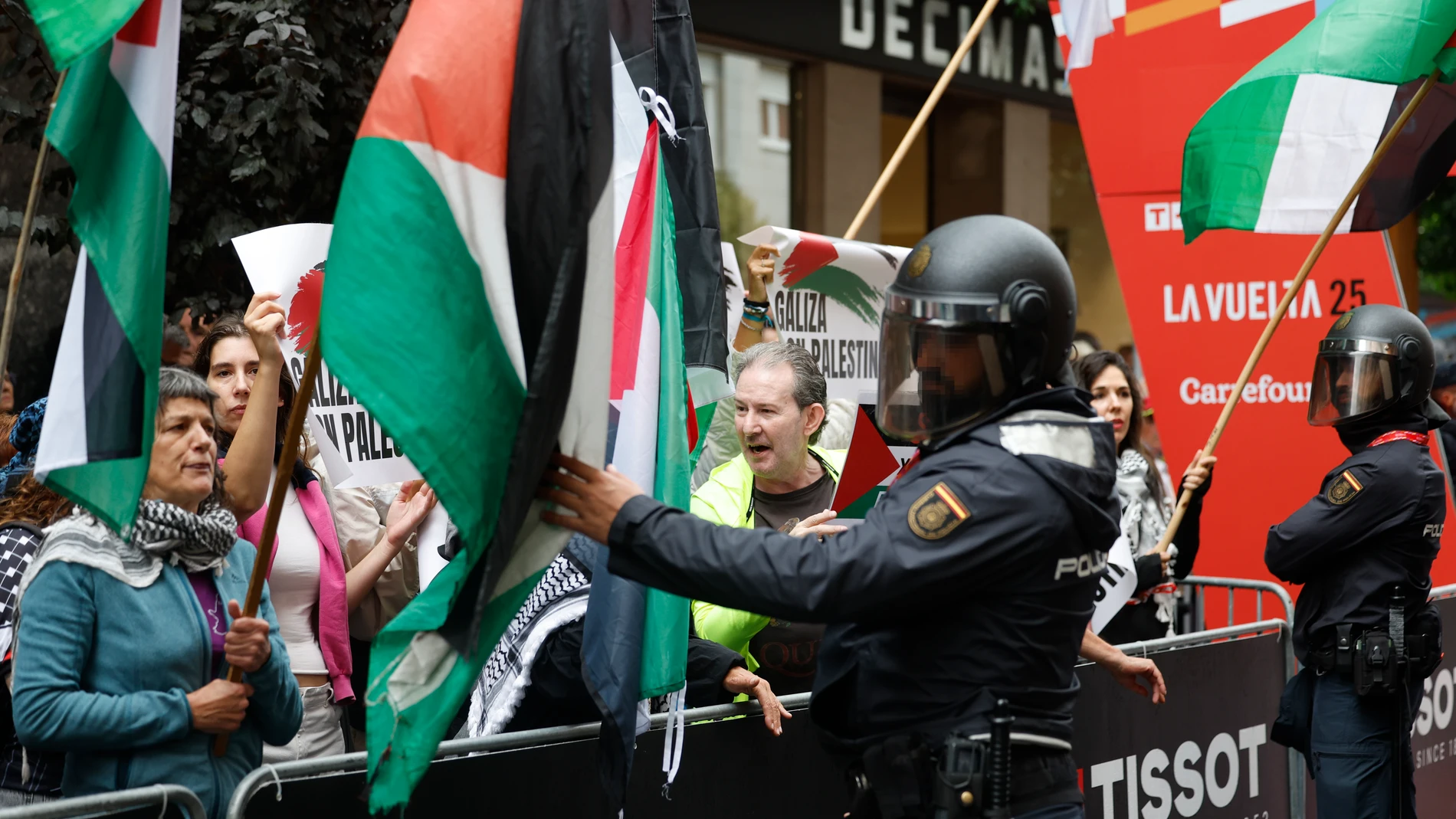 O BARCO DE VALDEORRAS (OURENSE), 10/09/2025.- Protestas por la participación del equipo Israel Premier Tech en la Vuelta, y en apoyo a Palestina al inicio de la etapa 17 de la Vuelta Ciclista a España disputada este miércoles entre O Barco de Valdeorras (Ourense) y Alto de El Morredero (EL Bierzo-León), de 143,2km de recorrido. EFE/ Javier Lizon