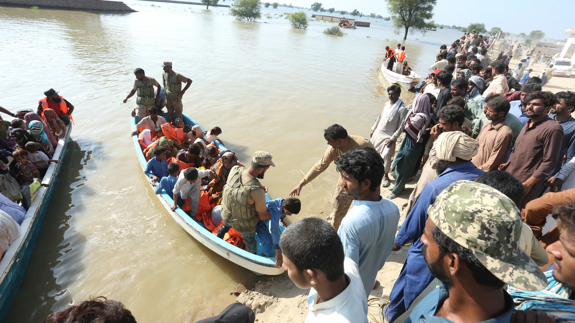 JALALPUR PIRWALA (Pakistan), 10/09/2025.- Rescue workers evacuate people after several rivers in Punjab rose with floodwater, in Multan district, Punjab province, Pakistan, 10 September 2025. Floods have affected over 4.2 million people in the province this monsoon season, according to disaster officials. (Inundaciones) EFE/EPA/MANSOOR ABBAS